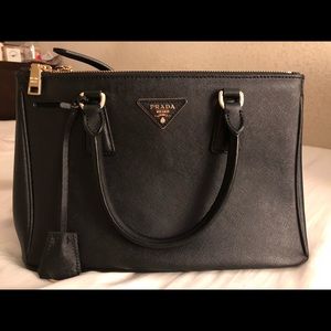 Medium black tote saffiano galleria